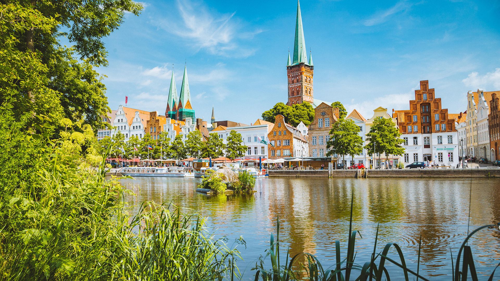 Klassischer Panoramablick auf die historische Lübecker Innenstadt mit der berühmten Trave im Sommer