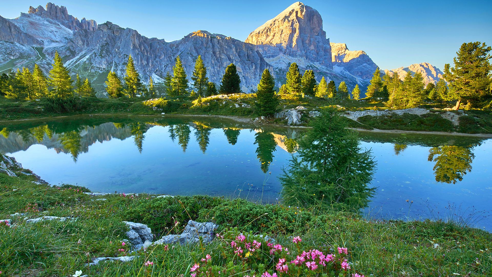 Lago di Limides, Bergsee in den Dolomiten am Sommerabend