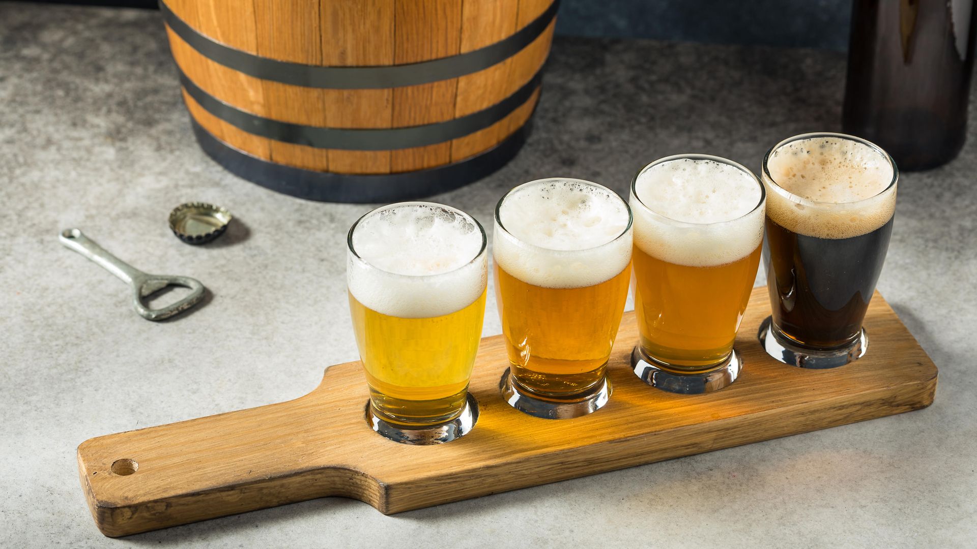 Boozy Refreshing Cold Craft Beer Flight mit einem IPA und Lager