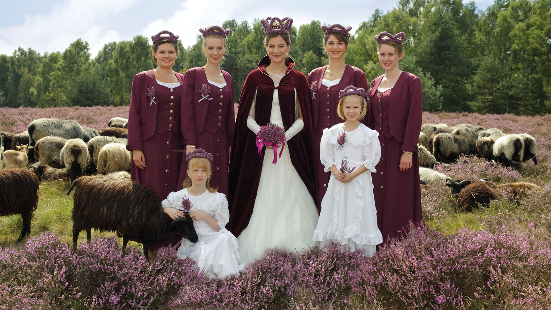 Heidekönigin 2015 / 2016 Ragna Saß mit Hofstaat