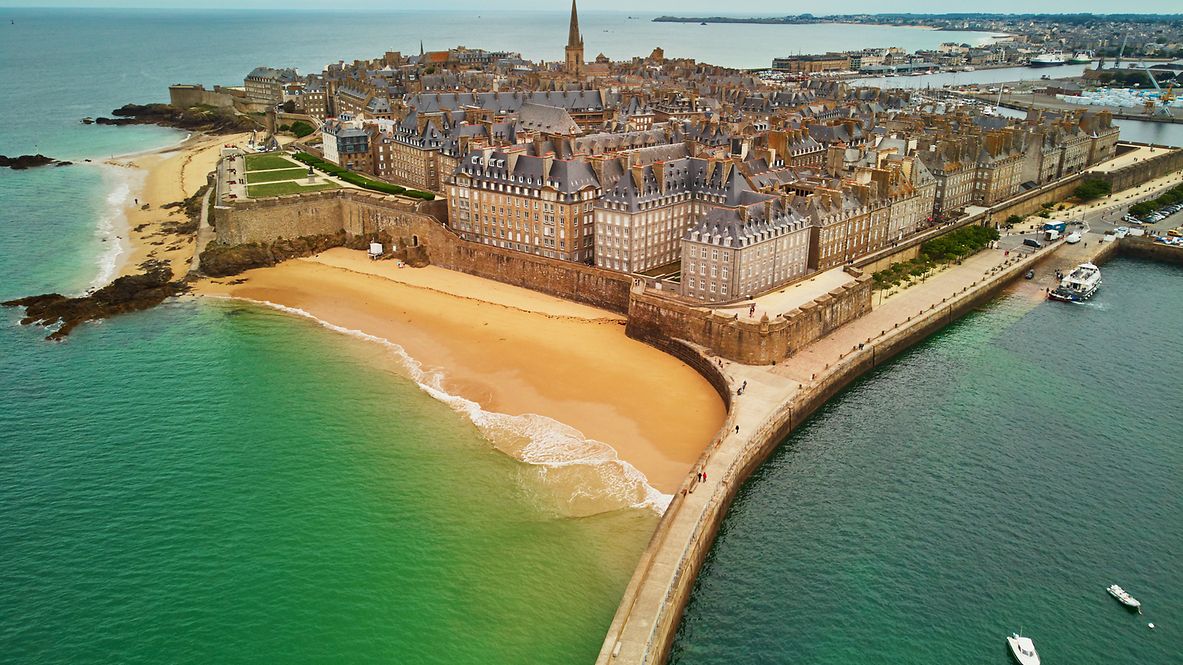 Vogelperspektive eines unbemannten Luftfahrzeugs auf Saint-Malo Intra-Muros, Bretagne, Frankreich
