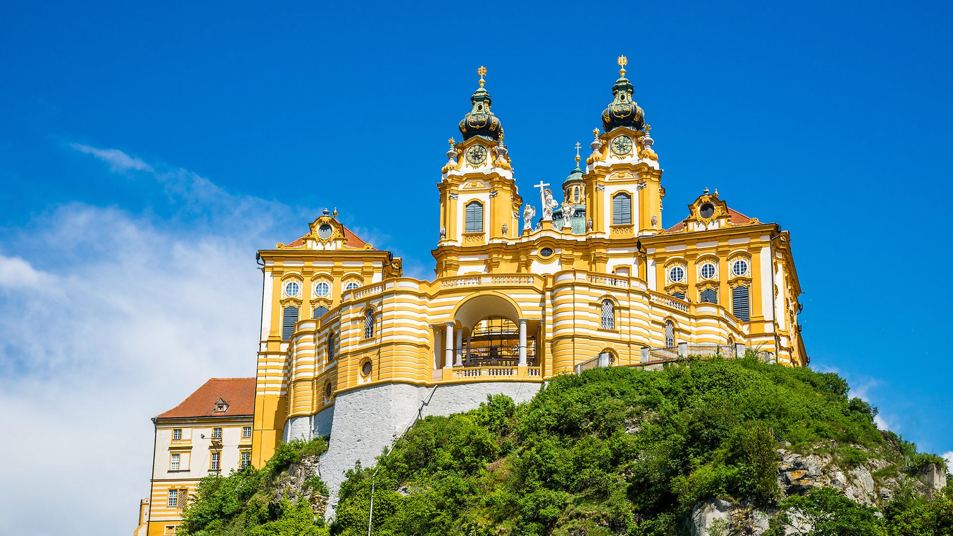 Benediktiner Kloster auf einem Berg mit grünen Pflanzen