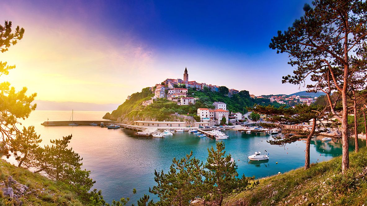 Blick auf den Hafen von Vrbnik (Verbnik) in der Morgenröte