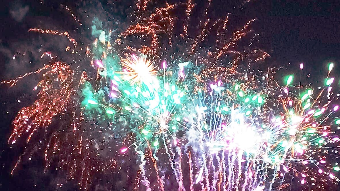 Buntes Feuerwerk bei Nacht