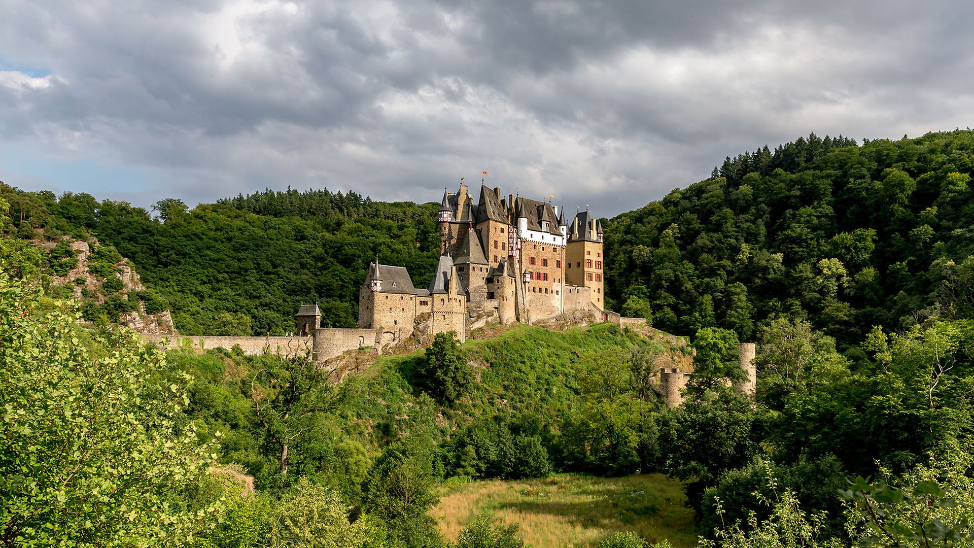 Burg Eltz, eine mittelalterliche Burg, die auf einem Hügel im Wald liegt