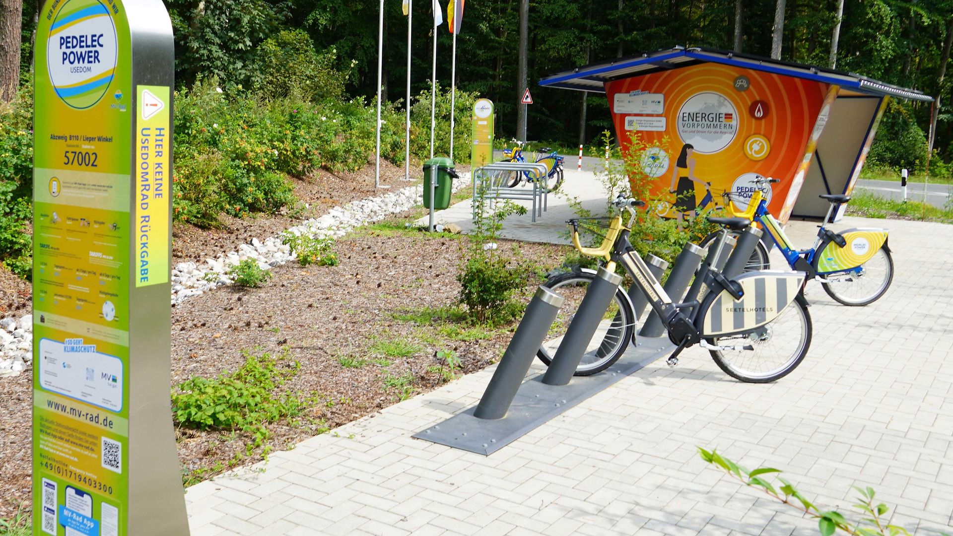 Energieautarke-Station-mit-Klassikrädern-und-Pedelecs