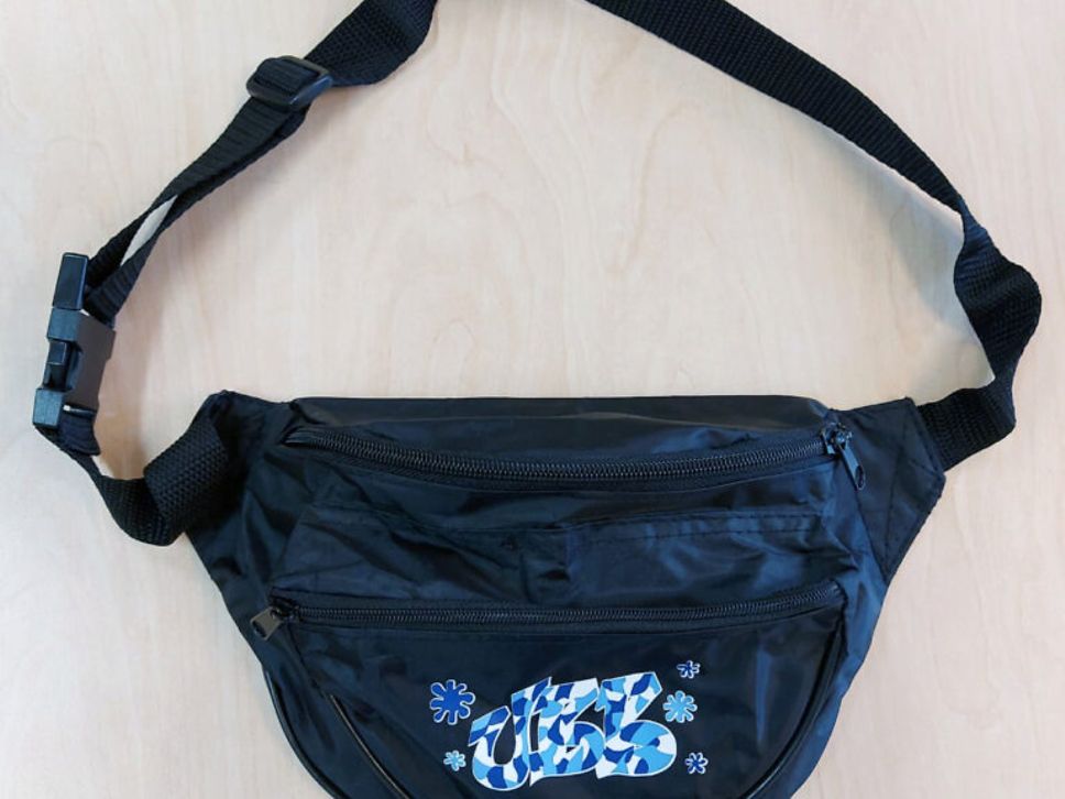 blaue Bauchtasche mit UBB Schriftzug