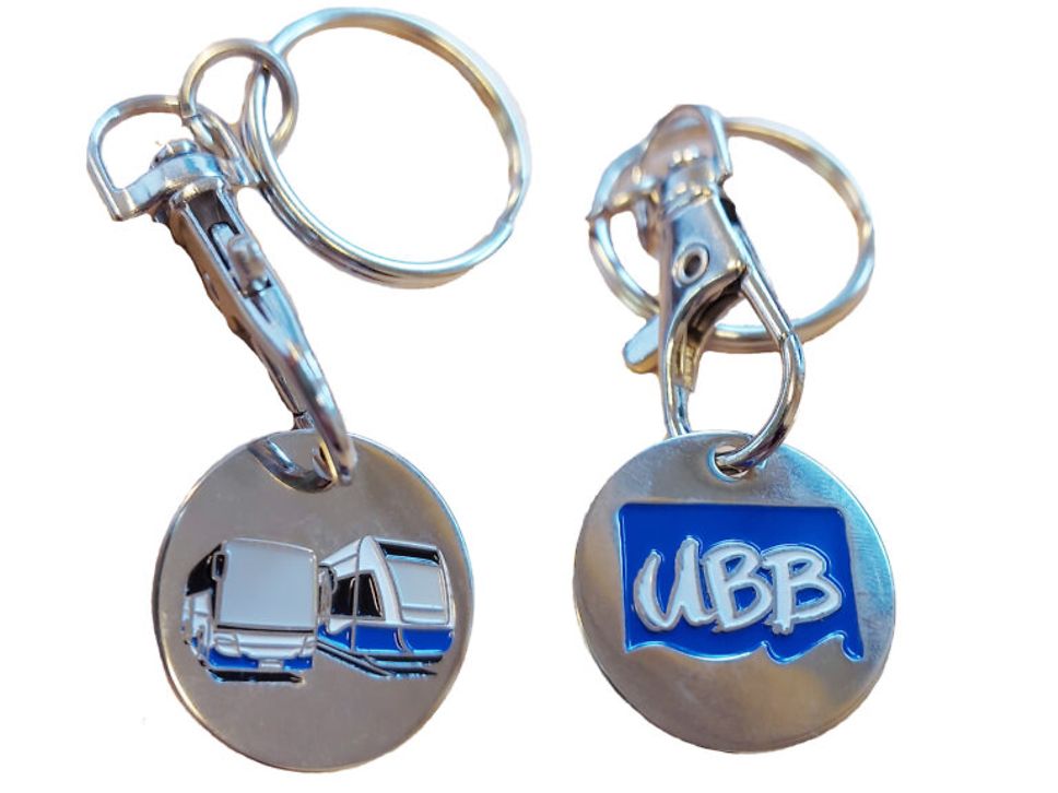 zwei Einkaufchips mit UBB Logo und Bus und Zug