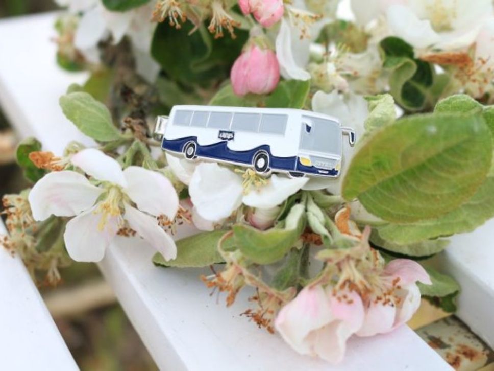 Krawattennadel UBB auf einem Blumengesteck