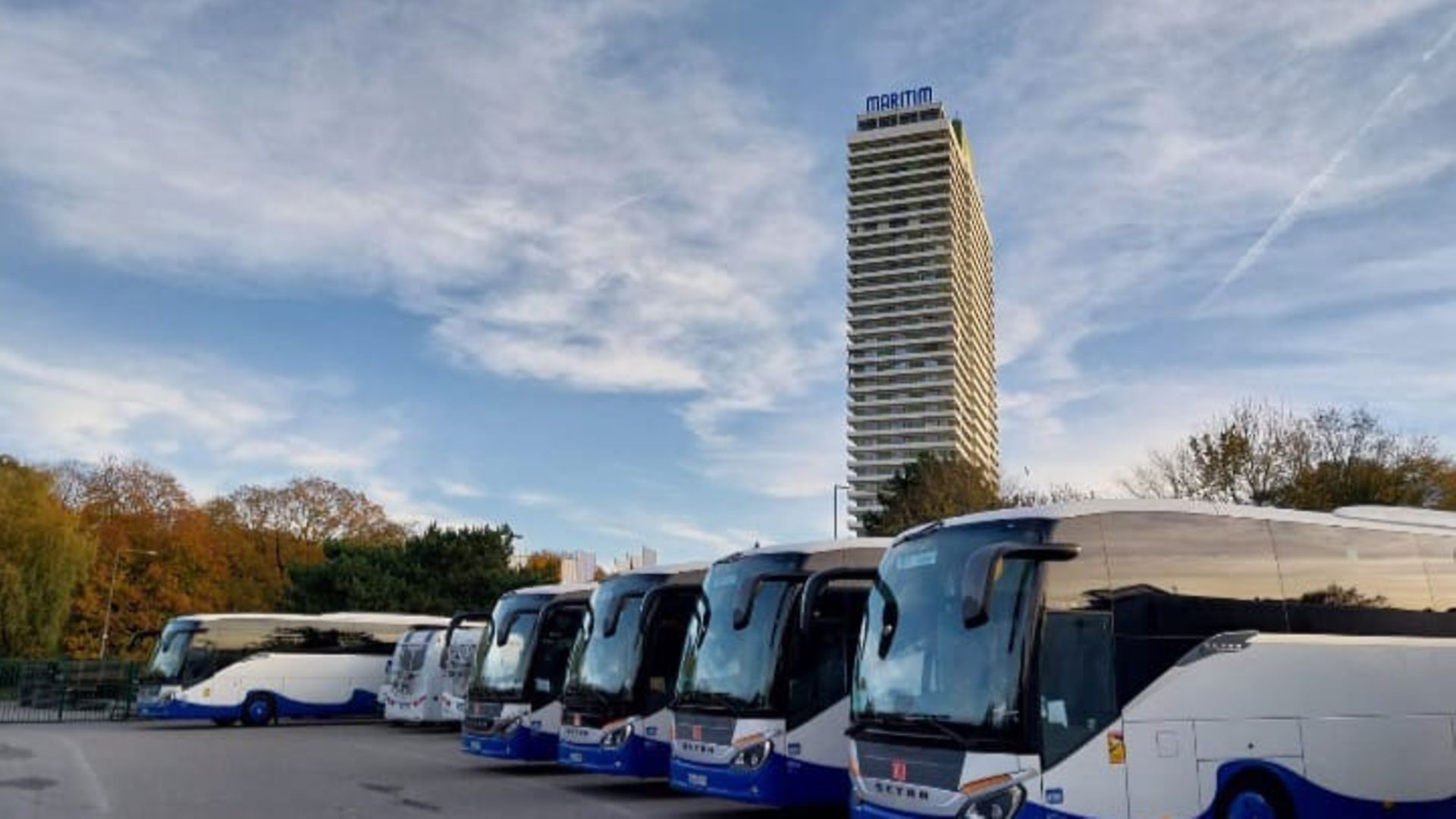 Mehrere UBB Busse stehen in einer Reihe auf einem Parkplatz
