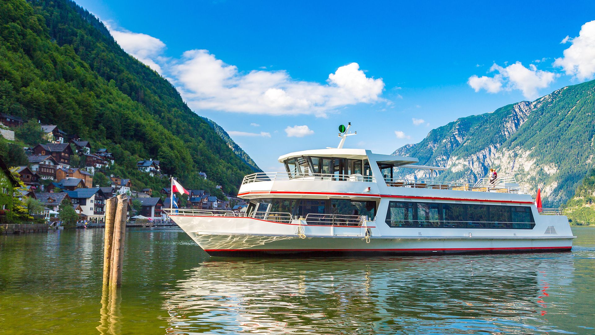 Schiff auf dem Hallstätter See, Salzkammergut, Alpen, Österreich an einem schönen Sommertag