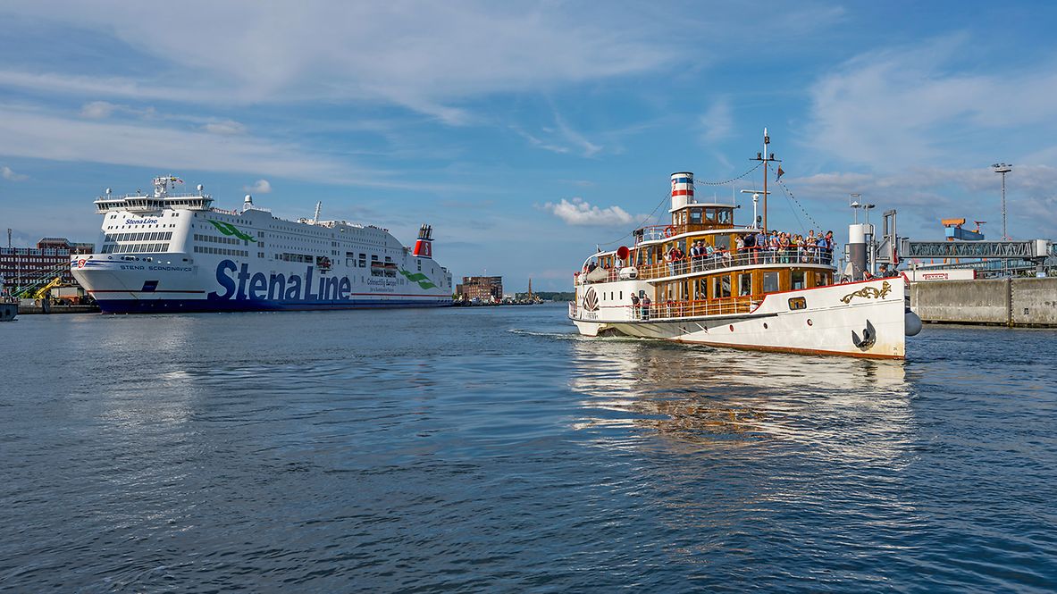 Schiff Freya auf dem Wasser