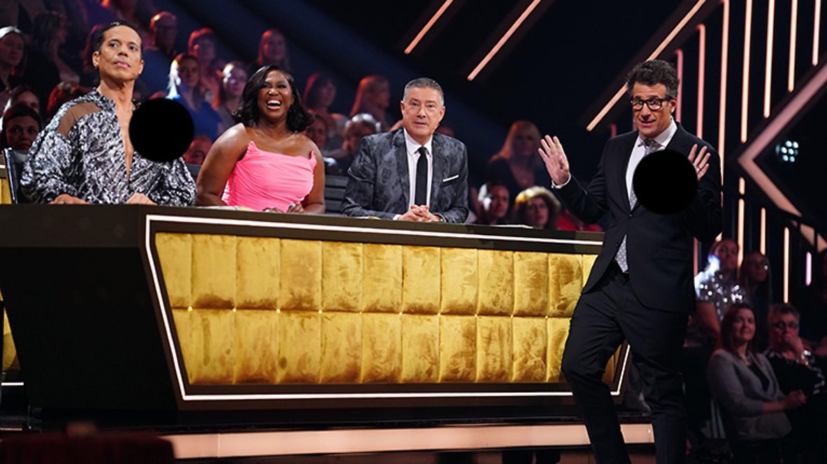 Die Jury mit Jorge González (l.), Motsi Mabuse und Joachim Llambi mit Moderator Daniel Hartwich (r.).