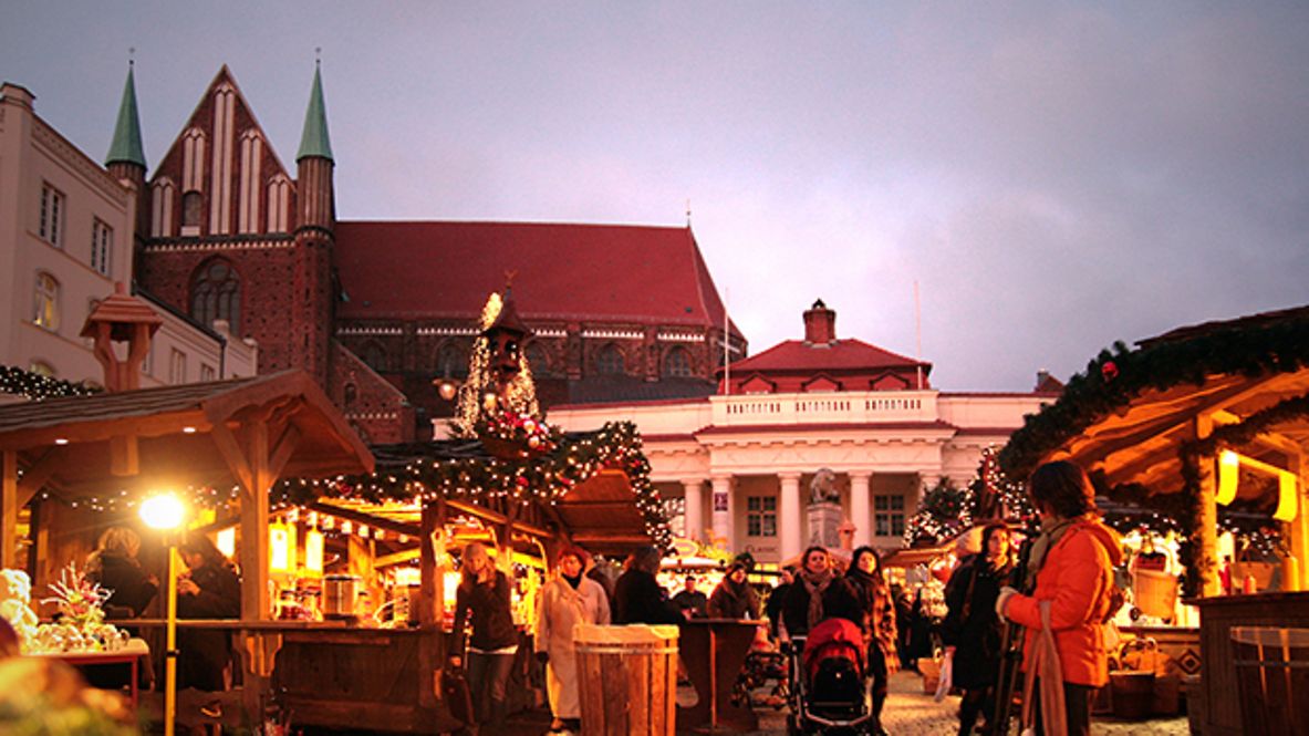 Schweriner Weihnachtsmarkt bei Nacht