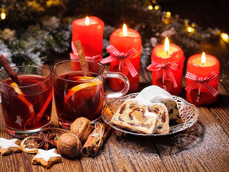 Weihnachtstee, Gebäck und Adventskerzen