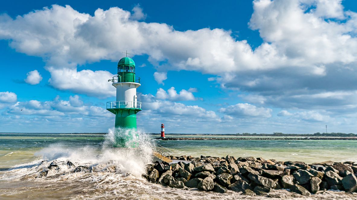 Wilde Ostsee am Leuchtturm 