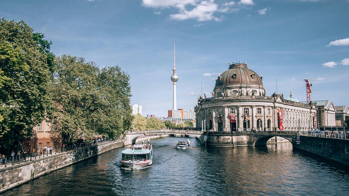 Höfische Gesellschaft gesammelt vor Sanssouci
