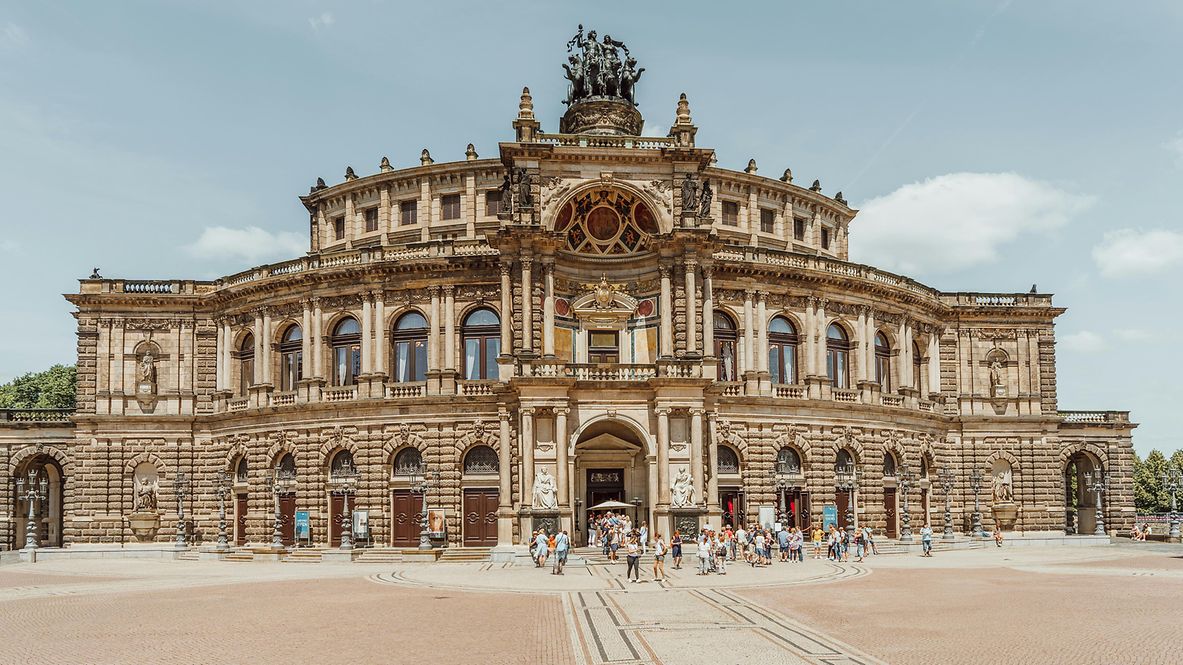 Höfische Gesellschaft gesammelt vor Sanssouci