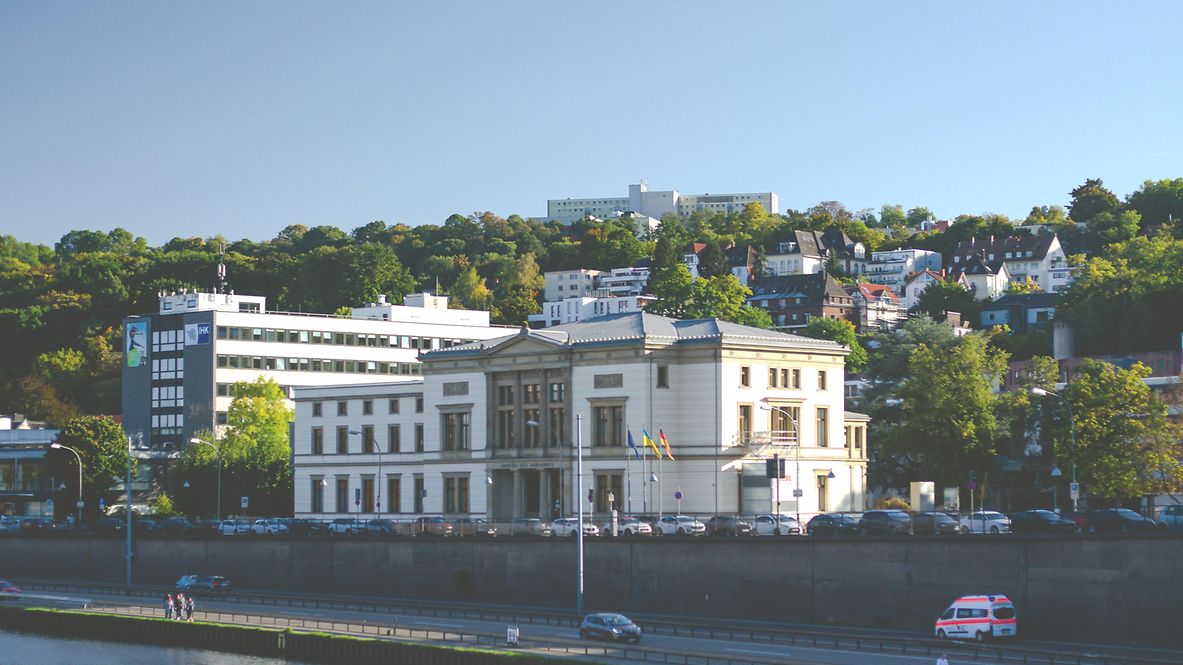 Höfische Gesellschaft gesammelt vor Sanssouci